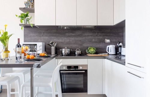 Calambrone House | GuestHost - Modern studio apartment of about 40 sqm, located on the 2nd floor of a renovated building (with elevator), for 3 people and equipped with a shared swimming pool and free private parking space.The property is located in Calambrone, just 400 me