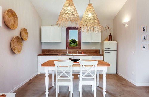 San Teodoro City Centre House | La casa di Debora with A/C & Wi-Fi – Modern Apartment near La Cinta Beach