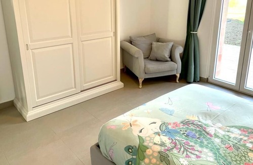 Paternopoli Apartment | Large room with private bathroom in a farmhouse with swimming pool