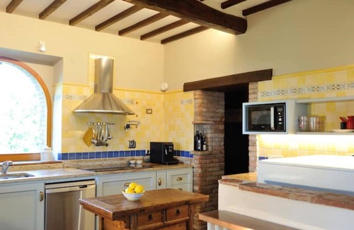 Lidarno Villa | Levigne Villa- Luxurious Hilltop Estate with Pool and Tennis Court