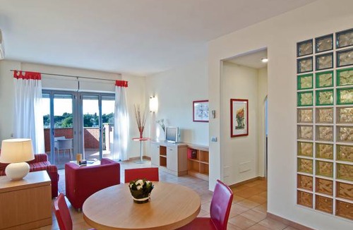 Zona XXX Castel Fusano Apartment | Long Stay Monthly Apartment near Rome I Triangoli with backyard