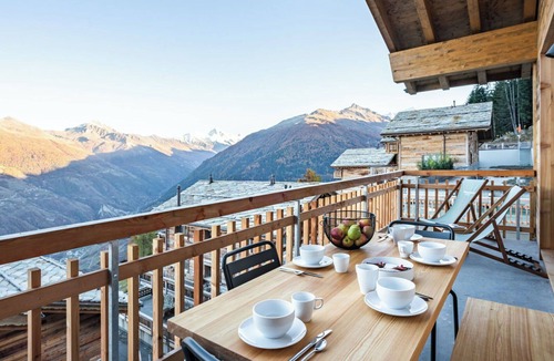 Heremence Apartment | Lovely apartment for 6 people with WIFI, TV, balcony and pets allowed