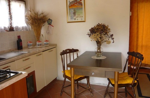 Il Poggio Apartment | Lovely apartment for 2 guests with pool, WIFI, TV, patio, pets allowed and panoramic view