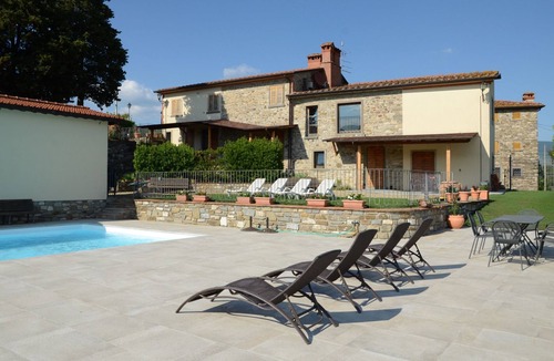 Capolona Apartment | Lovely apartment for 4 people with WIFI, pool, TV, patio and pets allowed, close to Arezzo