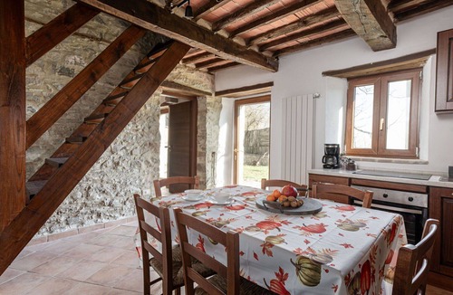 Arcidosso House | Lovely apartment in villa for 6 people with patio, pets allowed and panoramic view