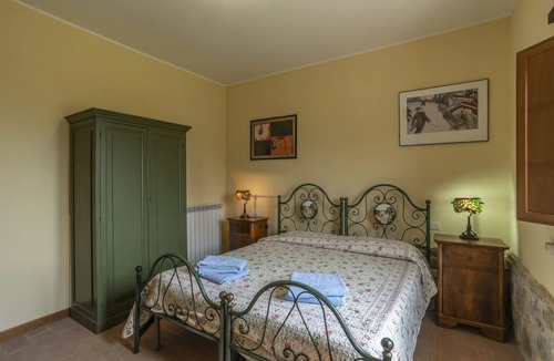 Agello Bed & Breakfast | Lovely room for 4 people with A/C, pool, WIFI, TV, veranda and pets allowed, close to Perugia