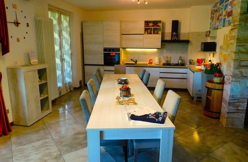 Merone Villa | Lukas Home – Entire Villa with Game Room, Private Garden, BBQ, Near the Lake