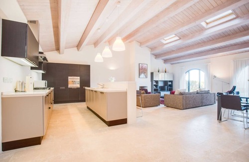 Trequanda Villa | Luxurious Viila on two floors of 221 m2 consisting of a double dining room with kitchen equipped with dishwasher, microwave oven, electric oven, fridge and freezer.Comfortable sofas, fireplace, large breakfast bar, two double bedrooms with private bathro