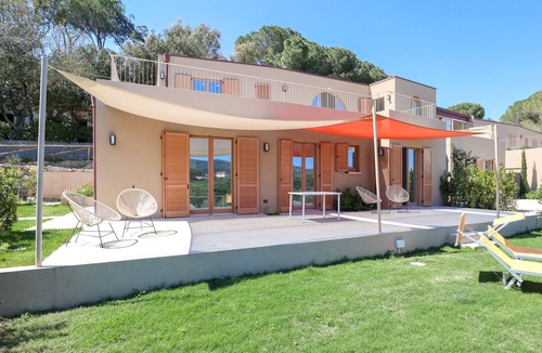 Procchio House | Luxury apartment with private access to the sea.