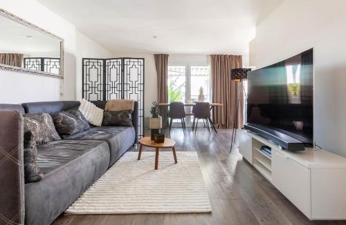 Uster District Apartment | Luxury Business Apartment with 2 Monitors and Parking