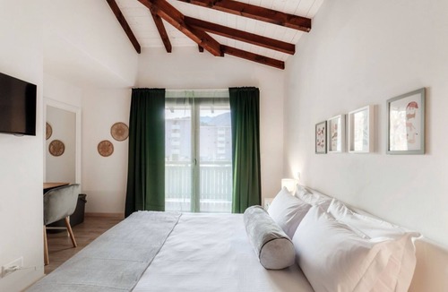 Ascona Hotel | Near the lake and the center (FLORIDA ASCONA Room 11)Just a few steps from the center and the charming lakeside promenade of Ascona, FLORIDA ASCONA Room 11 welcomes guests into a refined and comfortable setting, ideal for disco
