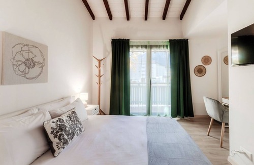 Ascona Hotel | Near the lake and the center (FLORIDA ASCONA Room 10)Just a few steps from the center and the charming lakeside promenade of Ascona, FLORIDA ASCONA Room 10 welcomes guests into a refined and comfortable setting, ideal for disco