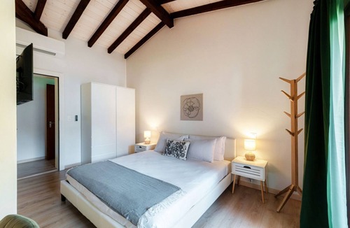 Ascona Hotel | Near the lake and the center (FLORIDA ASCONA Room 10)Just a few steps from the center and the charming lakeside promenade of Ascona, FLORIDA ASCONA Room 10 welcomes guests into a refined and comfortable setting, ideal for disco