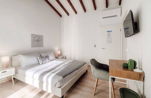 Ascona Hotel | Near the lake and the center (FLORIDA ASCONA Room 12)Just a few steps from the center and the charming lakeside promenade of Ascona, FLORIDA ASCONA Room 12 welcomes guests into a refined and comfortable setting, ideal for disco