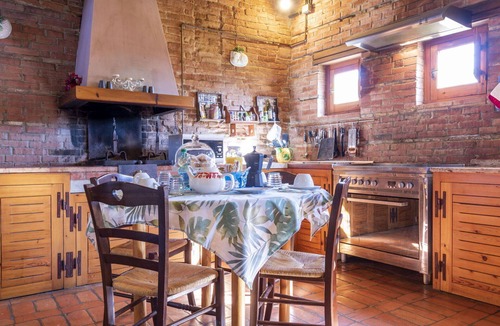 Castiglione del Lago House | Nice apartment in villa for 18 people with WIFI, hot tub, pool, A/C, TV, patio and pets allowed