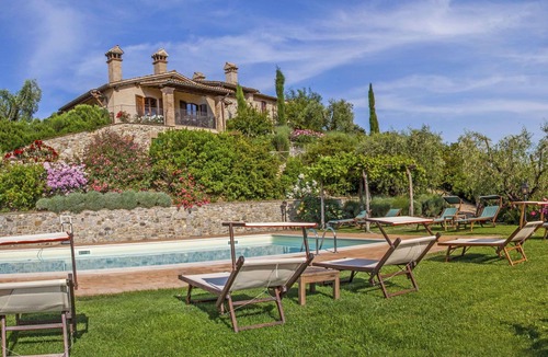 Allerona Apartment | Nice apartment for 4 people with WIFI, pool, TV, patio and pets allowed