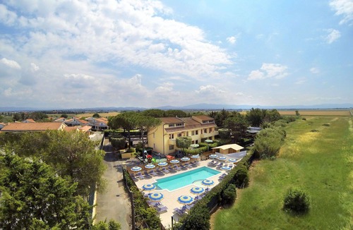 Cecina Apartment | Nice apartment for 6 people with WIFI, A/C, pool, TV, patio and pets allowed