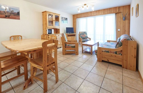 Granges Apartment | Nice apartment for 8 guests with WIFI, TV, balcony, pets allowed and panoramic view