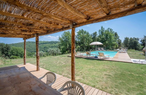 Poggibonsi Villa | Nice apartment in villa with WIFI, A/C, pool, TV and pets allowed, close to San Gimignano