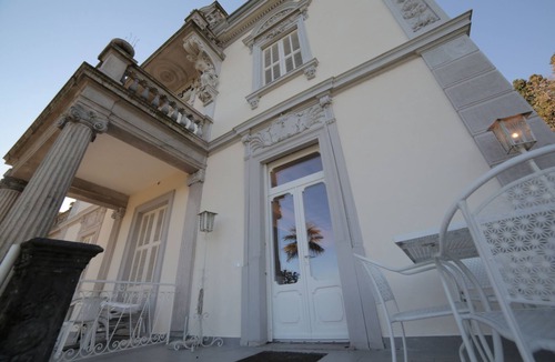 Carciano Apartment | Opposite Isola Bella, prestigious and romantic apartment in an old villa