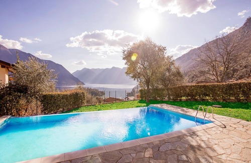 Ossuccio House | Ossuccio Grande C apartment sleeps 12, lake view & pool by Italian Apartments.