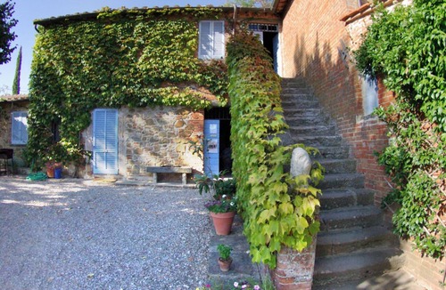 Foiano della Chiana House | Panoramic apartment in old farmhouse. Farm with historic wine cellar.