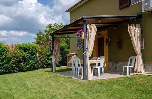 Sorano House | Pet-Friendly Holiday Home Fonte Etrusca with Pool, Garden & Wi-Fi