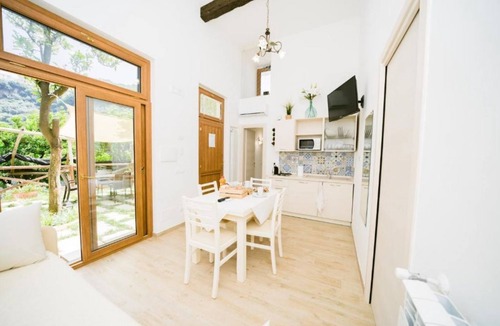 Pogerola Apartment | Pontone di Scala - Lemons & Sun apartment can accommodate up to 4 people. The property has 1 bedroom with double bed and a living area with kitchenette and sofa bed. The kitchenette is equipped with a dining table, a coffee machine, a refrigerator and a