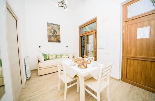 Pogerola Apartment | Pontone di Scala - Lemons & Sun apartment can accommodate up to 4 people. The property has 1 bedroom with double bed and a living area with kitchenette and sofa bed. The kitchenette is equipped with a dining table, a coffee machine, a refrigerator and a