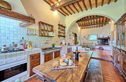 Terranuova Bracciolini Villa | Private Villa with WIFI, private pool, TV, patio, pets allowed, panoramic view, close to Arezzo