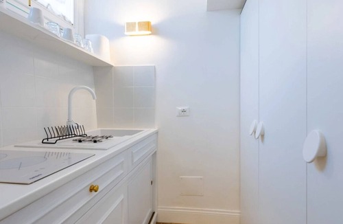 Roman Ghetto Apartment | Rome in Suite is located on the ground floor of a 1400 building, near the Pantheon