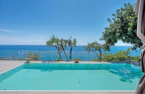 Caprioli Apartment | Room 'Camera Ulivo Vista Giardino' with Sea View, Wi-Fi and Air Conditioning