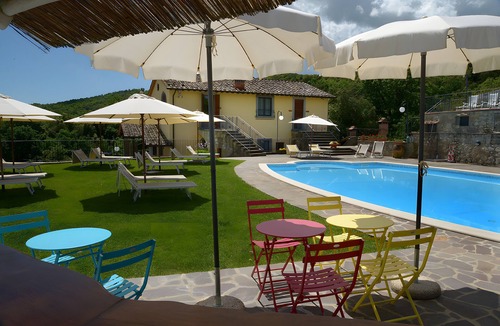 Civitella in Val di Chiana Apartment | Room 'I Girasoli - Podere Del Griccia' with Shared Pool, Wi-Fi and Air Conditioning
