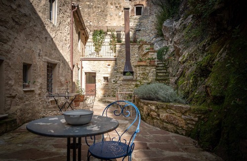 Campiglia d'Orcia Apartment | Room 'L'imbrunire - Il Lampadone' with Shared Garden, Wi-Fi and Air Conditioning
