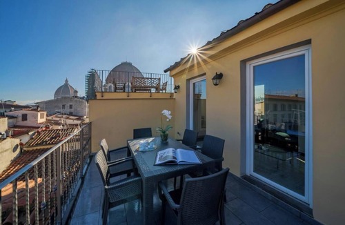 San Lorenzo Apartment | Spacious 3-Bedroom Apartment with Stunning Rooftop Terraces in San Lorenzo