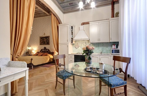 San Frediano Apartment | Special apartment with terrace and original frescoes 700 close to old bridge