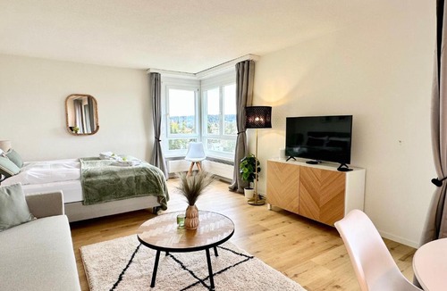 Dietikon District Apartment | STAYY Sky Studio Premium Apartment near Limmattal Hospital - 24h Self Check-in with free Parking