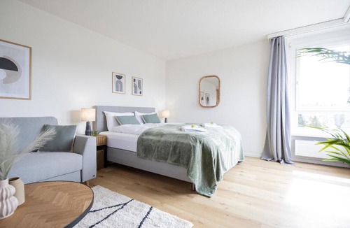 Dietikon District Apartment | STAYY Sky Studio Premium Apartment near Limmattal Hospital - 24h Self Check-in with free Parking