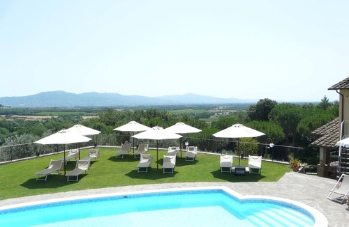 Civitella in Val di Chiana Apartment | Studio 'Stanzino degli Attrezzi del Griccia' with Pool, Wi-Fi & Air Conditioning