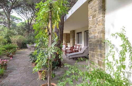 Roccamare House | Stunning private villa for 7 guests with WIFI, TV, patio and pets allowed