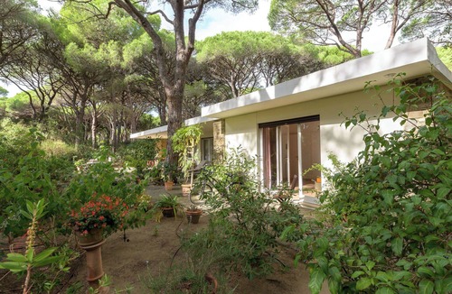 Roccamare House | Stunning private villa for 7 guests with WIFI, TV, patio and pets allowed