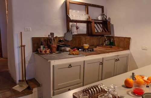 Pergine Valdarno House | Stunning private villa for 2 guests with A/C, hot tub, WIFI, TV and pets allowed, close to Arezzo