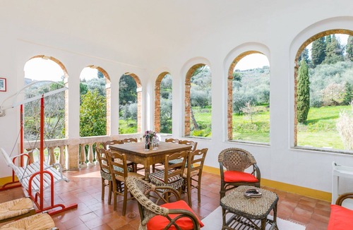 Sinalunga Villa | Stunning private villa for 11 guests with WIFI, TV, balcony and pets allowed