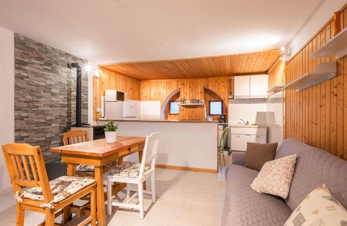 Armeno House | Stunning private villa for 4 people with WIFI, TV, patio and pets allowed