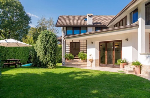 Valtellina House | Stunning villa for 6 guests with WIFI, private pool, TV, patio and pets allowed