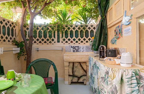 Vada Apartment | ‘The Green Artists’ Room’ with Private Garden and Wi-Fi