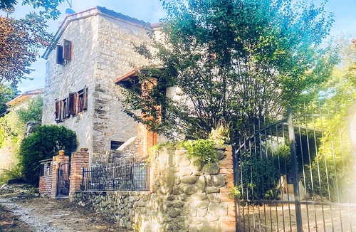 Caprese Michelangelo Villa | Unwind under the Tuscan sun, La Casina, Pet friendly, family villa in Tuscany.