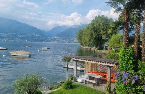 Vira Apartment | Vacation apartment with private sunbathing lawn right on the water with lake access