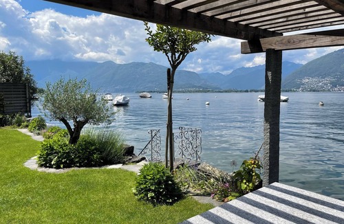 Vira Apartment | Vacation apartment with private sunbathing lawn right on the water with lake access