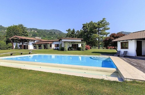 Solcio Villa | Villa Adelinda: A luxurious one-story villa located right on the Lake Maggiore, with Free WI-FI.